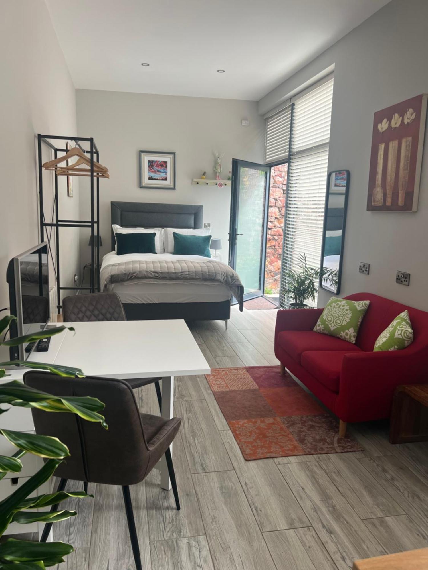 Hugo Mews Bright Studio Apartment Bray Buitenkant foto
